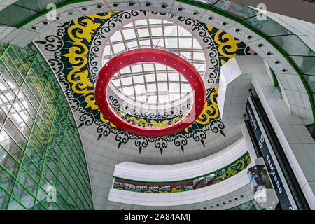 Nur-Sultan Nasarbajew Astana International Airport Innenansicht der Abflughalle Decke Stockfoto