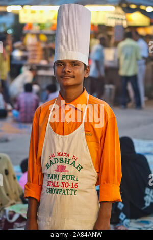 Ein Koch zu einem Badshah Pani Puri Abschaltdruck am Chowpatty Beach, Mumbai, Indien; Pani Puri ist ein beliebter Snack Stockfoto