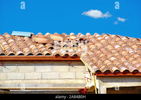 Haus Dach- Website mit Balken, Sparren, lattung, Fliesen. Stockfoto