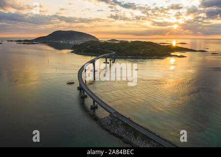 Die Brücke von der norwegischen Festland auf die Insel Sommarøya Stockfoto