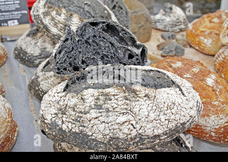 Holzkohle Brot, Schwarzbrot. Gesundes Brot. Brot Muster. Stockfoto