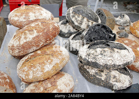 Holzkohle Brot und Weiß. Schwarz- und Weißbrot. Gesundes Brot. Brot Muster. Stockfoto