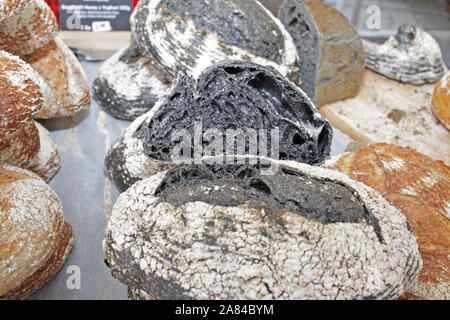 Holzkohle Brot, Schwarzbrot. Gesundes Brot. Brot Muster. Stockfoto