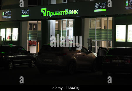 Cherkasy, Ukraine, 6. November 2019, illustrative Editorial. PrivatBank Filiale in der Nacht. PrivatBank ist die größte Bank in der Ukraine Stockfoto