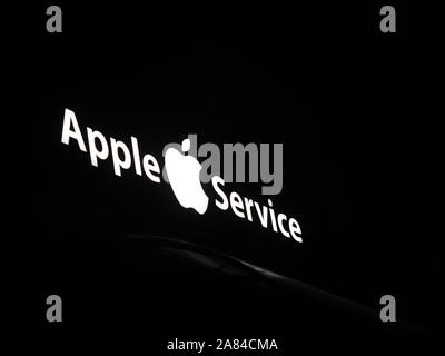 Cherkasy, Ukraine, 6. November 2019, illustrative Editorial. Apple Service Logo bei Nacht Stockfoto