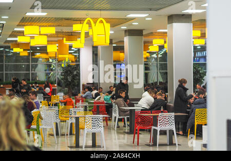 Cherkasy, Ukraine, 6. November 2019, illustrative Editorial. MacDonalds an Lubava Mall Stockfoto