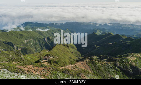 Luftaufnahme von "Pico Ruivo" Berg, den höchsten Gipfel der Insel Madeira nach Sonnenaufgang Stockfoto