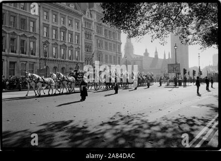 Zustand Öffnung des Parlaments London UK November 1996 im Jahr 2019 Königin Elizabeth scan verlässt das Parlament im Staat Trainer nach Öffnung des Europäischen Parlaments am 5. Juni 2001, London, England Stockfoto