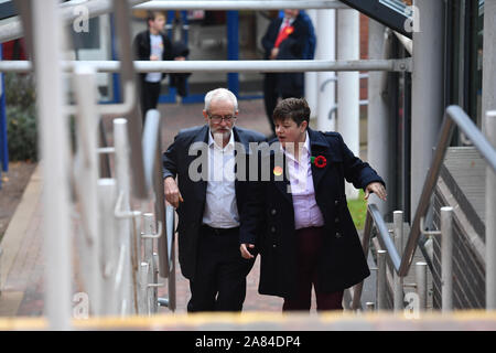 Labour-führer Jeremy Corbyn kommt mit Katrina Gilman, Parlamentswahlen Kandidatin der Labour Party für Telford, eine Rede an der Universität von Wolverhampton zu geben. Stockfoto