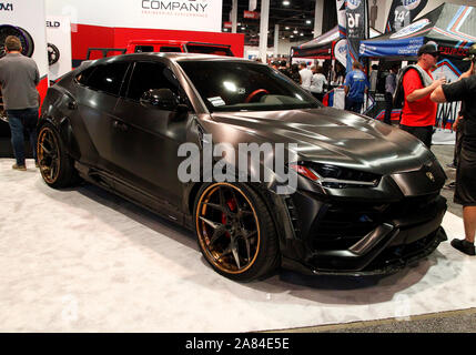 Las Vegas, USA. 05 Nov, 2019. Eine angepasste 2019 Lamborghini Urus auf Anzeige während der 2019 SEMA Show, im Las Vegas Convention Center in Las Vegas, Nevada, am Dienstag, 5. November 2019. Foto von James Atoa/UPI Quelle: UPI/Alamy leben Nachrichten Stockfoto