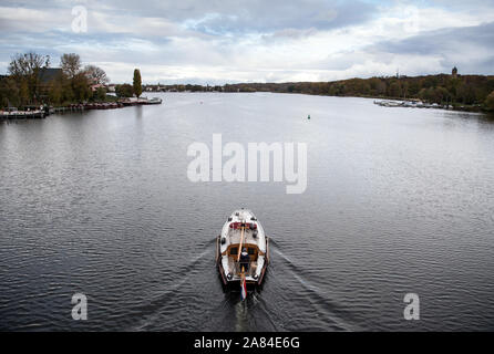Potsdam, Deutschland. 05 Nov, 2019. Ein Boot ist das Segeln entlang der Humboldt Brücke auf der Havel in Richtung der Tiefsee. Credit: Soeren Stache/dpa-Zentralbild/ZB/dpa/Alamy leben Nachrichten Stockfoto