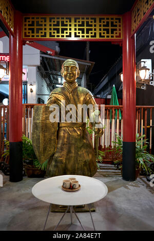 Chinesische Bronze Statue einer antiken Krieger am Eingang zu einem Chinesischen Restaurant. Thailand Südostasien Stockfoto