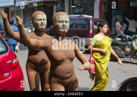 In der Vorbereitung für Durga Puja (Festival), Neu aus Lehm Götzen von Durga mit männlichen und weiblichen Körper sind in der Sonne zu trocknen, Mumbai, Indien Stockfoto
