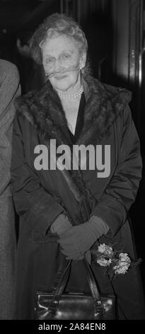 Nancy Astor, Viscountess Astor, die als erste Frau in das britische Unterhaus zu sitzen, Blätter Waterloo Station, London, auf der 'Queen Mary' Boot Zug für einen Besuch in ihrer Heimat Amerika. Stockfoto