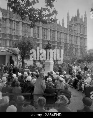 Viscount Kilmuir (l), und der Herr Bundeskanzler, stellt die Gedenkstätte für Dame Christabel Pankhurst - eine Ergänzung zu der Statue der Mutter, Emmeline Pankhurst, die sich im Victoria Tower Gardens neben dem House of Lords, London steht. Stockfoto