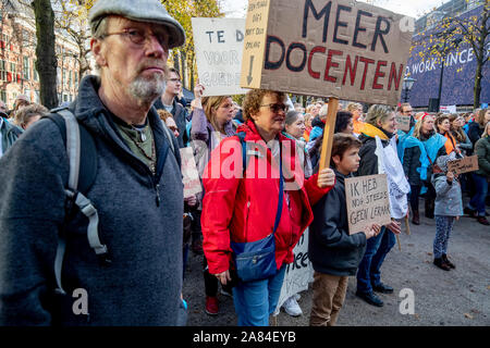 Den Haag, Niederlande. 06 Nov, 2019. Den Haag, Lange Voorhout, 06-11-2019, Lehrer und Mitarbeiter nach Den Haag, wo die niederländische Parlament sitzt reiste, schrecklichen Bedingungen in den Schulen, der niedrigen Löhne und die hohe Arbeitsbelastung durch Jahre der Sparmaßnahmen, die von allen großen Parteien befördert wird, zu protestieren. Credit: Pro Schüsse/Alamy leben Nachrichten Stockfoto