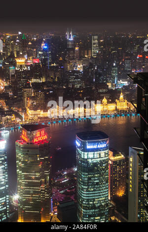 Editorial: Shanghai, China, April 16, 2019 - Blick auf den Bund und die Stadt im Hintergrund in der Nacht vom Jin Mao Tower in Shanghai gesehen Stockfoto