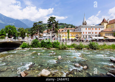 Meran, Italien - Juli 20, 2019 - Meran Promenade entlang des Torrente Passer Stockfoto