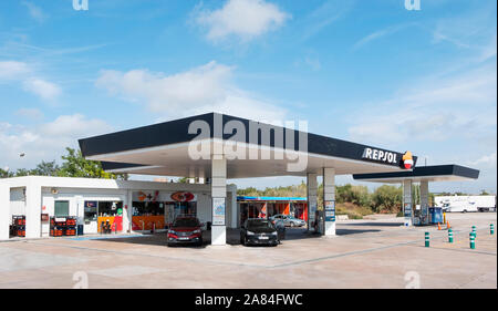 HOSPITALET DEL INFANT, SPANIEN - 22. SEPTEMBER 2019: Ansicht eines Repsol Tankstelle in Hospitalet del Infant, Spanien. Repsol ist ein wichtiger spanischer en Stockfoto