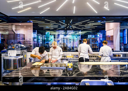 Konditoren Schwer am Arbeiten, und Croissants am berühmten Lune in Melbourne, Victoria. Lune ist bekannt für ihre Croissants und Pain au Chocolat. Stockfoto