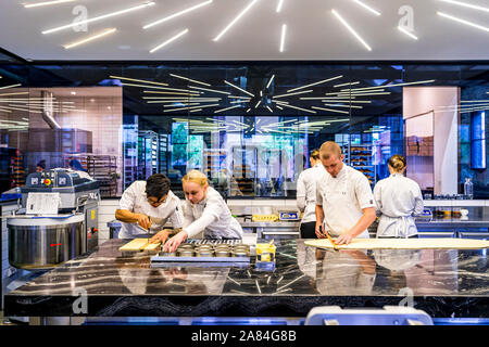 Konditoren Schwer am Arbeiten, und Croissants am berühmten Lune in Melbourne, Victoria. Lune ist bekannt für ihre Croissants und Pain au Chocolat. Stockfoto