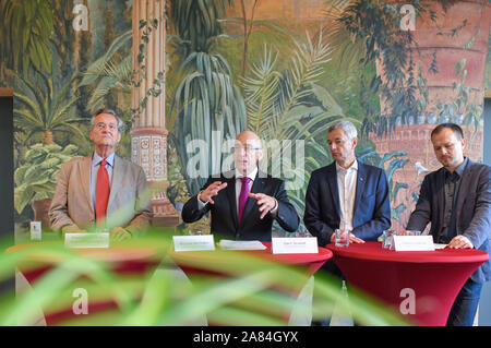 06 November 2019, Brandenburg, Cottbus: Alexander Fürst zu Sayn-Wittgenstein (L-R), 2. der Vorsitzende des Verbandes Schlösser und Gärten Deutschland e.V., Michael Hörrmann, 1. Der Vorsitzende des Verbandes Schlösser und Gärten Deutschland e.V., Gert Streidt, Direktor des Fürst-Pückler-Museum Park und Schloss Branitz Stiftung und Claudius Wecke, park Manager im Fürst-Pückler-Park, nehmen sie teil an einer Pressekonferenz und sprechen über die aktuelle Schäden an historischen Gärten, die durch den Klimawandel und die daraus resultierenden Gefahren für das kulturelle Erbe. In der Branitzer Park, den Zustand des valua Stockfoto