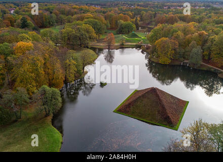 06 November 2019, Brandenburg, Cottbus: Das Meer und die Pyramide, dahinter das Land Pyramide im Fürst-Pückler-Park Branitz (Luftbild mit einer Drohne). Bei einer Pressekonferenz am selben Tag um Schloss Branitz, dem Verein Schlösser und Gärten Deutschland e.V. und der Stiftung Fürst-Pückler-Museum Park und Schloss Branitz gemeinsam präsentiert sich dem Publikum und sprach über die aktuelle Schäden an historischen Gärten, die durch den Klimawandel und die daraus resultierenden Gefahren für das kulturelle Erbe. In der Branitzer Park, den Zustand der wertvolle Baumbestand drastisch verschlechtert im Jahr 2018 Stockfoto