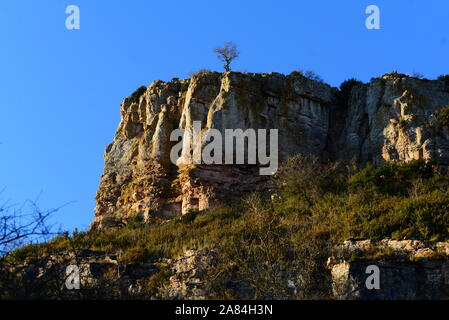 Eindrucksvolle prähistorische Felsformation Roche de Solutre in Saone-et-Loire Region in Frankreich Stockfoto