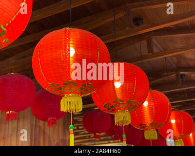 Traditionelle rote Laterne Aufhängen an der Decke in der chinesischen neue Jahr Stockfoto