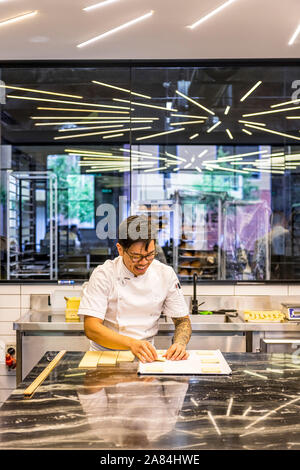 Konditoren Schwer am Arbeiten, und Croissants am berühmten Lune in Melbourne, Victoria. Lune ist bekannt für ihre Croissants und Pain au Chocolat. Stockfoto