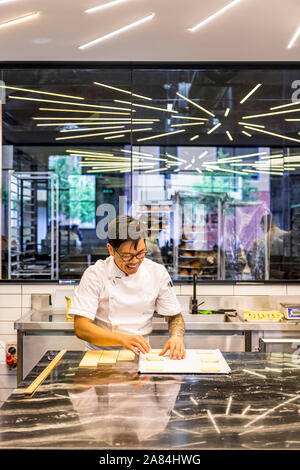 Konditoren Schwer am Arbeiten, und Croissants am berühmten Lune in Melbourne, Victoria. Lune ist bekannt für ihre Croissants und Pain au Chocolat. Stockfoto