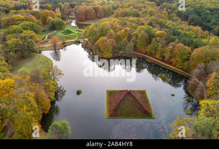 06 November 2019, Brandenburg, Cottbus: Das Meer und die Pyramide, dahinter das Land Pyramide im Fürst-Pückler-Park Branitz (Luftbild mit einer Drohne). Bei einer Pressekonferenz am selben Tag um Schloss Branitz, dem Verein Schlösser und Gärten Deutschland e.V. und der Stiftung Fürst-Pückler-Museum Park und Schloss Branitz gemeinsam präsentiert sich dem Publikum und sprach über die aktuelle Schäden an historischen Gärten, die durch den Klimawandel und die daraus resultierenden Gefahren für das kulturelle Erbe. In der Branitzer Park, den Zustand der wertvolle Baumbestand drastisch verschlechtert im Jahr 2018 Stockfoto