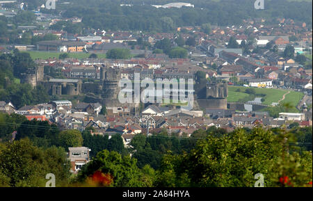 Die mittelalterliche Caerphilly Castle, Mid Glamorgan, South Wales, das zweitgrößte Schloss in Großbritannien. Aus Caerphilly Berg gesehen. 10/8/04 Stockfoto