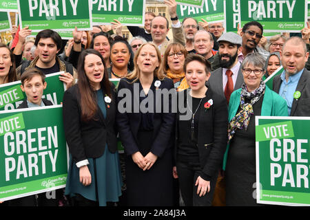 Grüne Partei Co-Leader Sian Berry (Mitte), Stellvertretende Fraktionsvorsitzende und Parlamentarische Kandidaten für Newport West Amelia Womack (links) und Bristol West Kandidaten Carla Denyer (rechts) mit der Einführung der allgemeinen Wahlaufruf der Partei in Bristol. Stockfoto