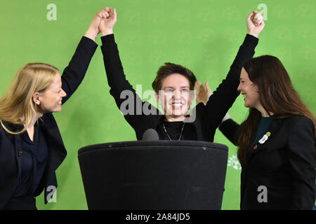 Grüne Partei Co-Leader Sian Berry (links), stellvertretender Vorsitzender und Kandidat für Newport West Amelia Womack (rechts), und Bristol West Kandidaten Carla Denyer (Mitte) mit der Einführung der allgemeinen Wahlaufruf der Partei in Bristol. Stockfoto