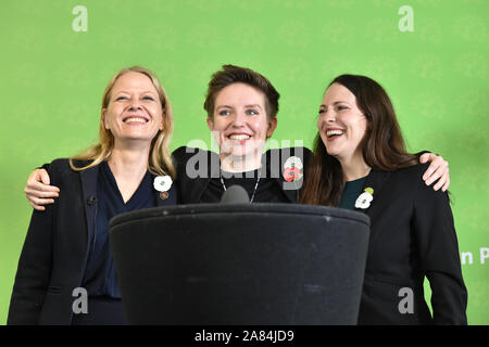 Grüne Partei Co-Leader Sian Berry (links), stellvertretender Vorsitzender und Kandidat für Newport West Amelia Womack (rechts), und Bristol West Kandidaten Carla Denyer (Mitte) mit der Einführung der allgemeinen Wahlaufruf der Partei in Bristol. Stockfoto