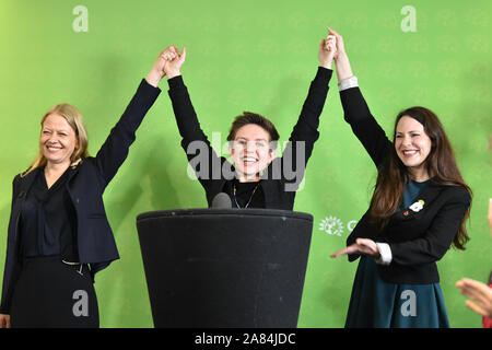 Grüne Partei Co-Leader Sian Berry (links), stellvertretender Vorsitzender und Kandidat für Newport West Amelia Womack (rechts), und Bristol West Kandidaten Carla Denyer (Mitte) mit der Einführung der allgemeinen Wahlaufruf der Partei in Bristol. Stockfoto