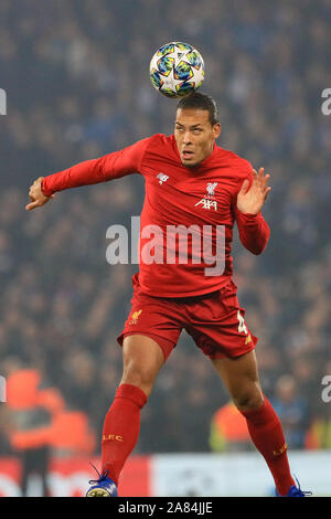5. November 2019, Liverpool, Liverpool, England, UEFA Champions League, Liverpool v KRC Genk: Virgil van Dijk (4) von Liverpool erwärmt Credit: Mark Cosgrove/News Bilder Stockfoto