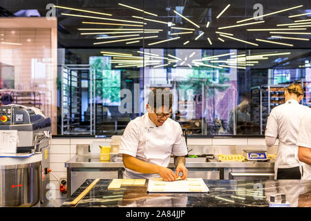 Konditoren Schwer am Arbeiten, und Croissants am berühmten Lune in Melbourne, Victoria. Lune ist bekannt für ihre Croissants und Pain au Chocolat. Stockfoto