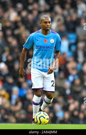 2. November 2019, das Etihad Stadium, Manchester, England; Premier League, Manchester City v Southampton: fernandinho (25) von Manchester City sucht nach einem Pass: Simon Whitehead/News Bilder Stockfoto