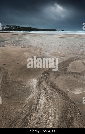 Dunkle dramatische stürmischen Wolken auf den Fistral Beach in Newquay in Cornwall. Stockfoto