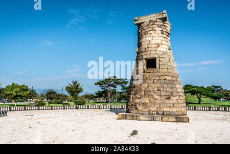 Malerischer Blick auf eine alte Cheomseongdae Sternwarte, tagsüber in der Wolseong Riemen Gyeongju Südkorea Stockfoto