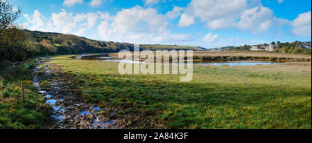 Einen Panoramablick auf den Fluss Gannel im gannel Mündung in Newquay in Cornwall. Stockfoto