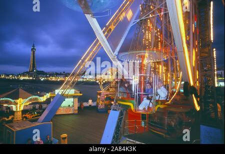 Messegelände Big Wheel in der Dämmerung auf dem zentralen Pier in Blackpool. Lancashire, England. Großbritannien Stockfoto