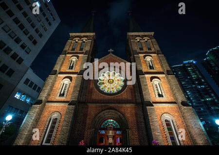 Gyesan Unserer Lieben Frau von Lourdes Kathedrale von Daegu bei Nacht beleuchtet eine katholische Kirche in Daegu in Südkorea Stockfoto