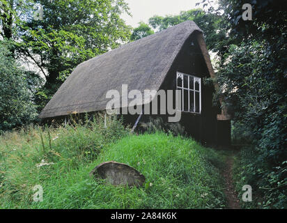 Historische reetgedeckte hölzerne Kirche St. Maria und St. Nikolaus Pfarrkirche Dorf, Sandy Lane, Wiltshire, England, Großbritannien Stockfoto