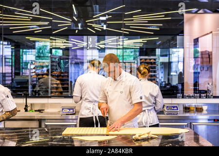 Konditoren Schwer am Arbeiten, und Croissants am berühmten Lune in Melbourne, Victoria. Lune ist bekannt für ihre Croissants und Pain au Chocolat. Stockfoto