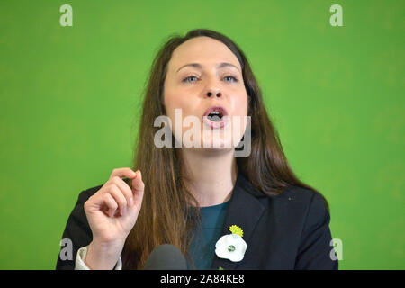 Grüne Partei bei den Parlamentswahlen Kandidatin für Newport West Amelia Womack mit der Einführung der allgemeinen Wahlaufruf der Partei in Bristol. Stockfoto