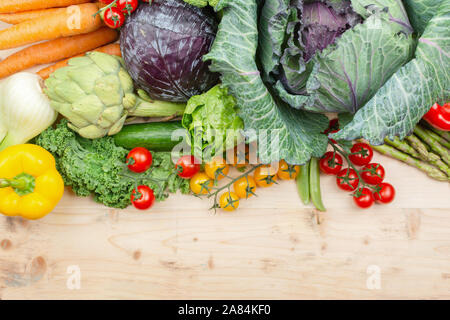 Blick von oben auf die Gemüse auf Holztisch, Karotten velery Tomaten weißkohl Brokkoli, Kopie, selektiven Fokus Stockfoto