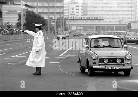 Deutschland, Berlin, Oktober 1989 - Szenen aus dem alltäglichen Leben in der DDR-Hauptstadt - früher die DDR - ein paar Tage später die Berliner Mauer - falled Stockfoto